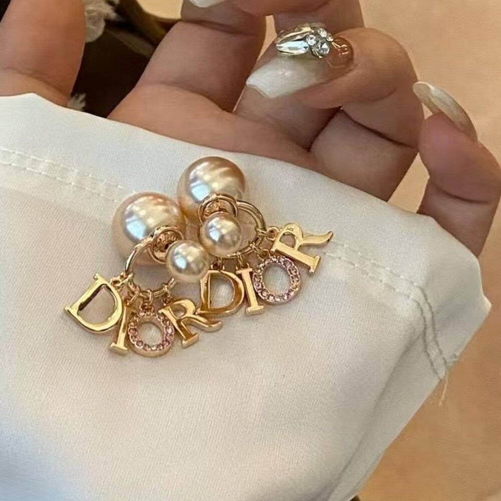 Dior letter earrings - Picture 2 of 5